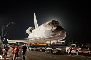 Toyota Tundra Tows the Space Shuttle Endeavour 2012 года
